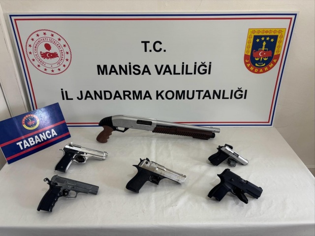 Ruhsatsız Tabanca ve Av Tüfeği

Manisa ili Şehzadeler ilçesinde ikamet eden A.G.A.(1996/E) ve H.U.(1980/E)’nun evlerinde ruhsatsız silah bulundurdukları bilgisi elde edilmesi üzerine; 17.04.2025 tarihinde şahısların ikametlerinde yapılan aramada;
*- (5) Adet Tabanca*
*- (1) Adet Pompalı Tüfek* ele geçirilmiştir.

- Mahkemeye sevk edilen şüphelilerden H.U.(1980/E) adli kontrol şartıyla serbest bırakılmış, A.G.A.(1996/E) tutuklanarak Manisa T Tipi Kapalı Ceza İnfaz Kurumuna teslim edilmiştir.