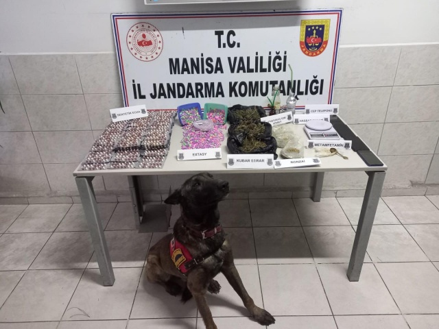 Uyuşturucu Madde İmal ve Ticareti Suçu (TCK/188) Manisa İl Jandarma Komutanlığınca Akhisar ilçesinde planlı KOM faaliyeti kapsamında İstihbarat, ve KOM Şube Müdürlüğü tarafından yapılan operasyon da C.K.ve N.G. isimli şahıslara ait evlerde yapılan aramada; - *(2.557)* gr Kubar Esrar, - *(256)* Gr Bonzai, - *(22)* Gr Metamfetamin, - *(4.356)* Adet Ectacy Hap, - *(2.756)* Adet Galara Marka Sentetik Ecza - *(1)* Adet Hassas Terazi, - *(7)* Adet Uyuşturucu Kullanma Aparatı, - *(4)* Adet Cep Telefonu, ele geçirilmiş olup, şahıslar tutuklanarak Cezaevine teslim edilmişlerdir.