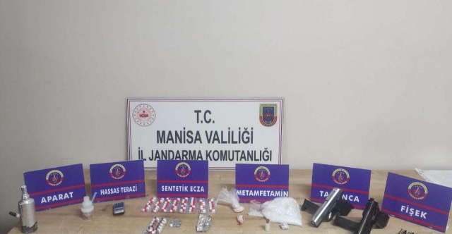 Uyuşturucu Madde İmal ve Ticareti. Manisa İl Jandarma Komutanlığı Alaşehir İlçesinde Uyuşturucu Madde İmal ve Ticareti yapan şahıslara yönelik Alaşehir İlçe Jandarma ve Manisa İl Jandarma Komutanlığı KOM Şube Müdürlüğü ekiplerince müşterek icra edilen faaliyet sonucu 2 şahsın ikametlerinde yapılan aramada; - *(195)* Gram Metamfetamin, - *(54)* Adet Smrya hap, - *(11)* Adet Galara hap, - *(1)* Adet 7.65 tabanca, - *(1)* Adet Kurusıkı tabanca, - *(6)* Adet 7.65 fişek, - *(7)* Adet Uyuşturucu kullanma aparatı ele geçirilmiştir. Gözaltına alınan H.A ve M.B isimli şahıslar *Uyuşturucu Madde İmal ve Ticareti Yapma* suçundan tutuklanarak cezaevine teslim edilmiştir.