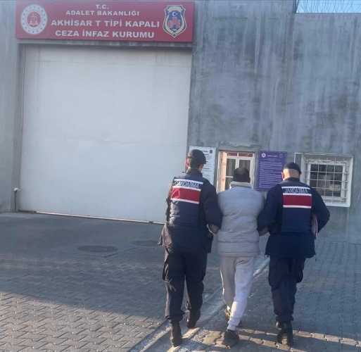* Manisa ili Kırkağaç ilçesi Bakır mahallesinde 28.03.2025 günü *Konutta Birden Fazla Kişi İle Birlikte Yağma* suçundan aranan ve *18 Yıl 9 Ay 25 Gün* kesinleşmiş hapis cezası bulunan *E.Ç. (E/1978)* isimli şahıs yakalanmıştır. Adli makamlara sevk edilen şahıs tutuklanarak cezaevine teslim edilmiştir.