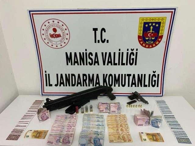 Kumar Oynanmasına Yer ve İmkan Sağlamak Manisa İl Jandarma Komutanlığınca Yunusemre İlçesinde 21.01.2024 günü yapılan faaliyette M.C.A (1998/E) isimli şahsa ait kafede yapılan kontrolde kumar oynandığı tespit edilerek şahıslar suçüstü yakalanmıştır. Şahısların üzerinde yapılan aramada; - 1 adet ruhsatsız tabanca - 7 adet 7.65 mm tabanca fişeği - 1 adet ruhsatsız otomatik yivsiz av tüfeği - ⁠156 adet iskambil kağıdı - 62.795 TL nakit para - ⁠100 Euro nakit paraya el konularak kumar oynadığı tespit edilen 12 şahsa idari para cezası uygulanmıştır.