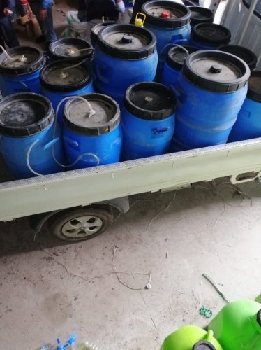 KONU: Kaçak Alkollü İçecek Üretimi ve Satışı 

Manisa İli, Akhisar İlçesi,  Süleymanlı Mahallesinde,
JASAT tarafından yürütülen istihbari çalışmalar neticesinde şüpheli M.A.K(E/46)'ın yıllık olarak kiraladığı ev ve eklentisinde kaçak alkol imalatı ve satışı yaptığı yönünde bilgi alınması üzerine adli makamlardan alınan arama kararına istinaden 27.02.2022 günü saat:14.00 sıralarında icra edilen arama faaliyetinde yaklaşık 1.5 ton kaçak alkollü  içecek (şarap) bulunarak el konulmuştur. Şüpheli M.A.K  firar durumundadır. Şüphelinin yakalama çalışmaları devam etmektedir.