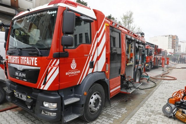 İstanbul Büyükşehir Belediyesi (İBB) İtfaiye Daire Başkanlığından alınan bilgiye göre, Arnavutköy Anadolu Mahallesi Eski Edirne Asfaltı Caddesi üzerinde bulunan 5 katlı binanın eksi 1. katındaki iş yeri deposunda yangın meydana geldi. Saat 11.03 sıralarında alınan ihbarlar üzerine olay yerine Arnavutköy, Başakşehir, Sultangazi, Kemerburgaz, Bahçelievler İtfaiye ve 112 Hızır Acil Ambulans ekipleri sevk edildi.