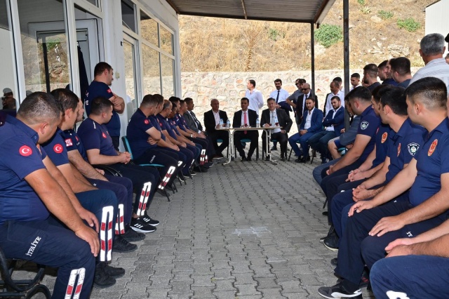 Gördes Belediyesi tesislerinin açılışları yapıldı
Başkan Zeyrek, Gördes Belediyesi tarafından ilçeye kazandırılan Şerif Aykanat Spor Tesisleri, Bülent Ecevit Kültür, Sanat ve Etkinlik Alanı, Mehmet Sezgin Köylü Pazarı, Sokak Hayvanları için Geçici Barınma ve Rehabilitasyon Merkezi ile Doç. Dr. Sinan Ateş Kapalı Halı Sahanın açılış törenlerine katıldı. Açılış törenlerine CHP Manisa İl Başkanı İlksen Özalper, Gördes Belediye Başkanı İbrahim Büke, Gölmarmara Belediye Başkanı Cem Aykan, CHP Gördes İlçe Başkanı Zafer Aslan, meclis üyeleri ile yurttaşlar katıldı.