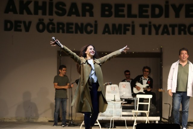 Kültür-sanat alanında düzenlediği kaliteli etkinliklerle dikkat çeken Akhisar Belediyesi, ünlü oyuncu Emre Kınay'ın kurucusu olduğu Duru Tiyatro'yu ağırladı. Sahnelenen “İki Bekar” isimli komedi türündeki oyuna sanatseverler yoğun ilgi gösterdi. Amerikalı oyun yazarı Sam Bobrick tarafından kaleme alınan, yönetmenliğini Emre Kınay'ın yaptığı, başrollerini ise Emre Kınay ile Evrim Alasya'nın üstlendiği kadın-erkek ilişkilerini konu alan oyunu yüzlerce kişi izledi. Durujazz ekibinin canlı müzik performansı ile eşlik ettiği iki perdelik oyun, akıcı temposu ile sanatseverler tarafından beğeniyle izlendi.