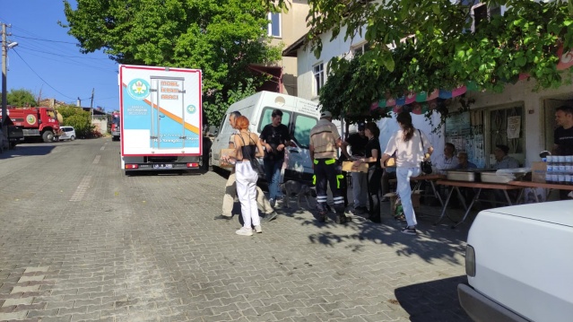 Tüm Birimler Sahada
 
Yangının yaralarını sarmak için çalışma yürüten Sosyal Hizmetler Dairesi Başkanlığı ekipleri, yangın bölgelerinde ikram araçlarını konuşlandırdı. Çorba, su, ayran ve limonata ikramında bulunuldu. Alanda görev yapan personel ile yangın mağduru vatandaşlara yaklaşık bin kişilik pilav ve döner ikramı yapıldı.