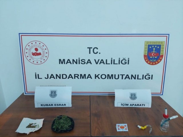 Manisa İli Şehzadeler İlçesi Aşağıçobanisa Mahallesinde 13.10.2022 günü Saat:22.00 sıralarında yapılan uygulamada; M.G(1975/E) isimli şahsın M.U(1989/E) isimli şahsa satışını yapmak için getirdiği 170 Gram Kubar Esrar ve içime hazır sigara kâğıdına sarılı 5 gram kubar esrar ile yakalanmıştır. Şüpheli M.G’nin evinde yapılan aramada ise uyuşturucu ticaretinden elde ettiği değerlendirilen 60.000 TL nakit para ele geçirilmiştir.