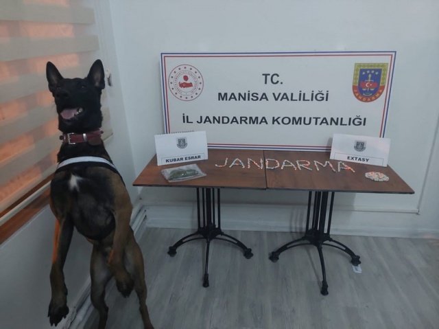 Manisa İli Şehzadeler İlçesi Kâzımkarabekir Mahallesinde 14.10.2022 günü saat:02.30 sıralarında G.Y(1990/E)’nin ikametinde yapılan aramada; 220 Gram Kubar Esrar, 10 Gram Esrar ve Uyuşturucu ve Uyarıcı Madde içiminde kullanılan (Bong) aparat ele geçirilmiş olup, olaylarla ilgili tahkikata başlanılmıştır.