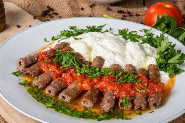 ŞEFLER VE LEZZET TUTKUNLARI TİRE'DE BULUŞACAK

İki gün boyunca sürecek olan festival kapsamında, ünlü şeflerin katılımıyla mutfak atölyeleri, yöresel ürün tadımları ve gastronomi söyleşileri gerçekleştirilmesi planlanıyor. Yerel üreticilerin doğrudan tüketiciyle buluşacağı ve ürünlerini sergileme fırsatı bulacağı etkinlik, Tire ekonomisine ve uluslararası tanıtımına büyük bir ivme kazandıracak. Hazırlıkları tüm hızıyla devam eden festivalin detaylı etkinlik programı önümüzdeki haftalarda kamuoyu ile paylaşılacak.