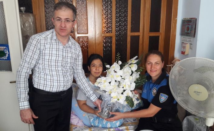 Genç yazar ameliyat sonrası yatakta bile yeni kitabı için çalışıyor