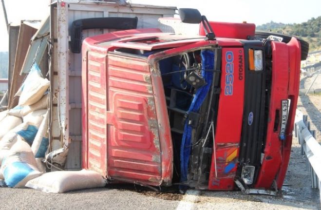 Kamyon traktörü biçti 1 ölü 1 ağır yaralı