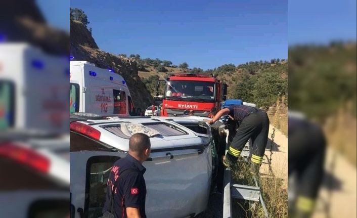 Takla atan araçtan yaralıları itfaiye ekipleri çıkardı  5 yaralı