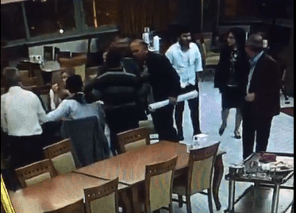 Cumhurbaşkanı Erdoğan'a Hakaretten Yargılanan Avukata CHP'liden Yumruklu Saldırı