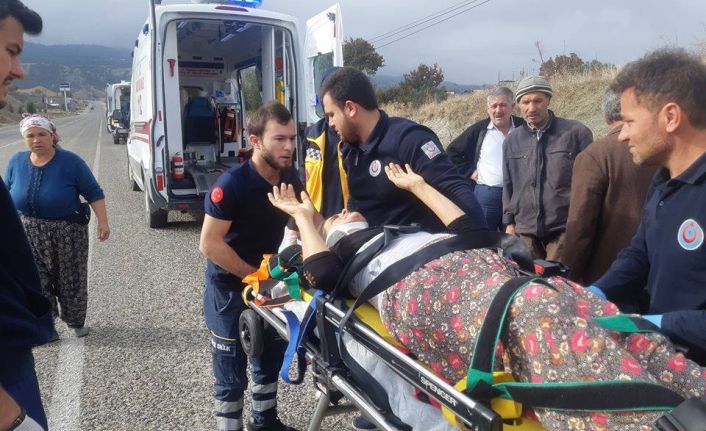 Kontrolden çıkan otomobil toprak zemine çakıldı 3 kişi yaralandı