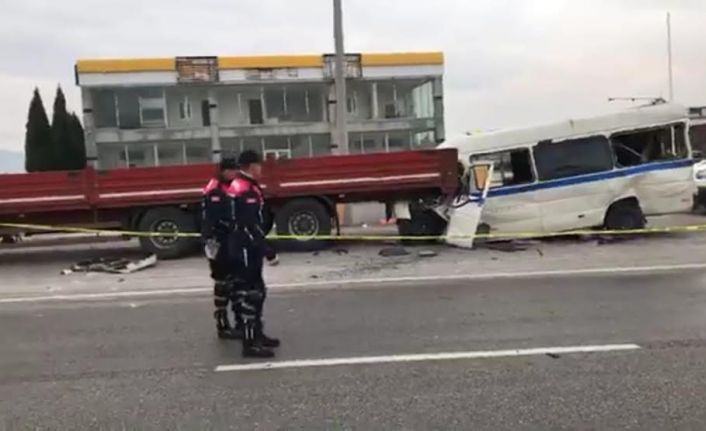 İşçi servisi iki tırın arasında sıkıştı 2 ölü 8 yaralı