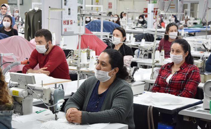 Belediye ve halk dayanışmasıyla 100 bin adet maske üretiliyor