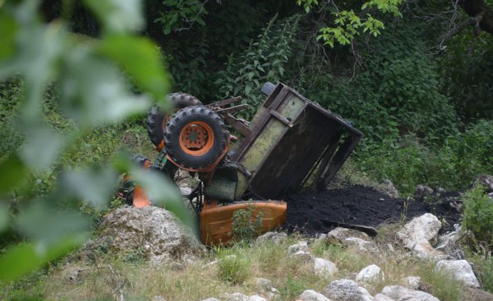 Son Dakika! Demirci'de Traktör Dereye Yuvarlandı 1 Kişi Yaralandı
