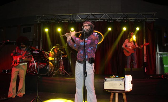 Retrobüs hafızalardan silinmeyecek bir konser performansına imza attı
