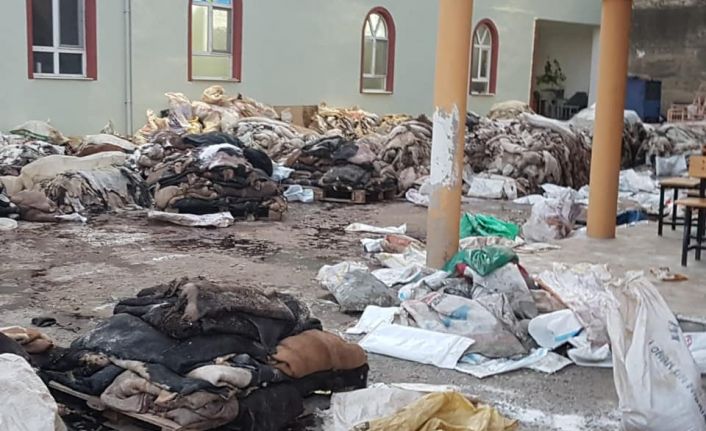 Demirci'de Rezalet! Toplanan Kurban Derileri Mikrop ve Koku Yayıyor