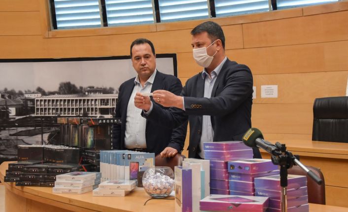 Bakanın yapamadığını Başkan Yaptı! İhtiyaç sahibi öğrenciler canlı yayında tabletleriyle buluştu