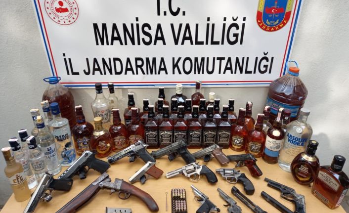 Jandarma Timleri Kaçak içki baskını yaptığı bağ evinde onlarca silah buldu