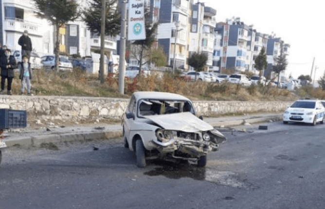 Yer: Demirci Otomobil Hurdaya Döndü 1 Kişi Hafif Yaralandı