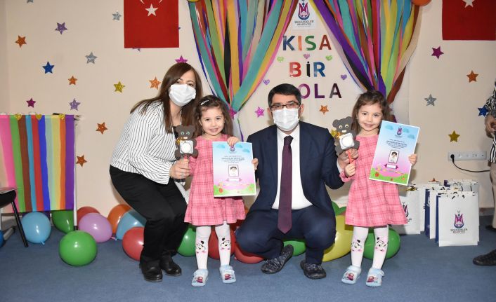 Minikler karne ve hediyelerini büyük bir sevinç içinde başkan amcadan aldı