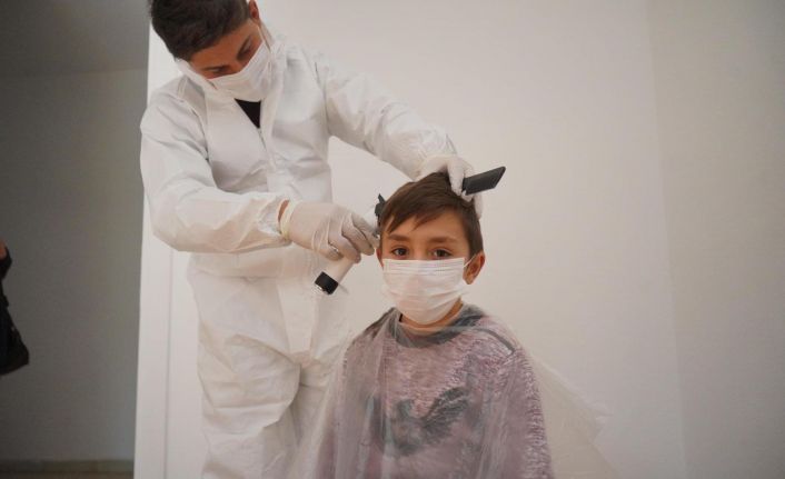 Salı Günü Okullar Açılıyor, Öğrencilerin Traşları Başkan Amcadan