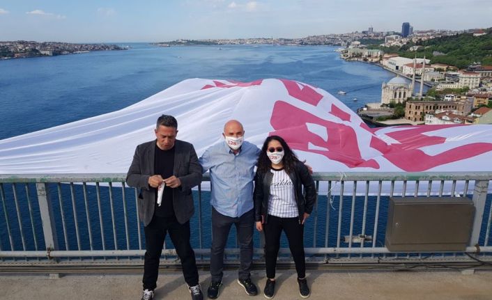 CHP’li vekiller 15 Temmuz Şehitler Köprüsüne “128 Milyar Dolar Nerede?” pankartı astı