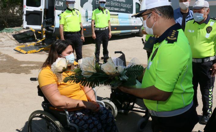 Polisten 5 yıl önce trafik kazası geçiren anneye akülü sandalye desteği