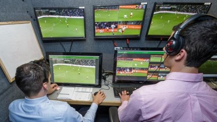 VAR sistemini getiren kamyon şoförü stadı şaşırınca maç geç başladı