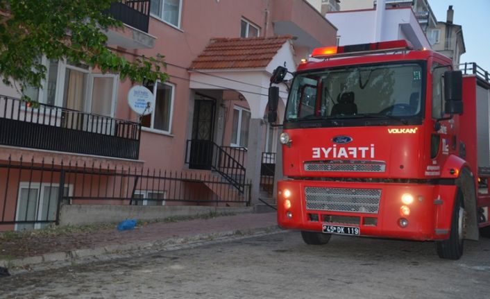Demirci ilçesinde akşam saatlerinde çıkan yangın heyecanlandırdı! Buzdolabı patladı yangın çıkardı