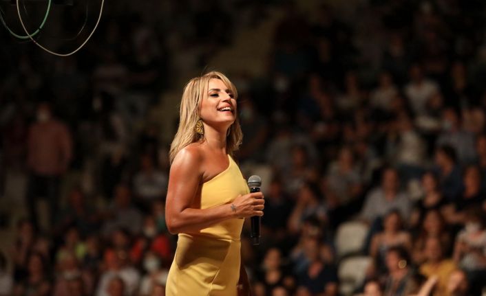 Akhisar Belediyesi TSM korosundan muhteşem yaz konseri! Ayşen Birgör su gibi aktı geçti