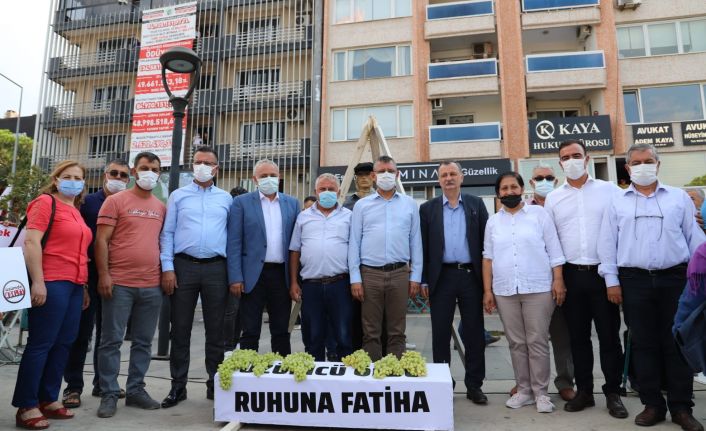 Binlerce üzüm üreticisi, ellerinde taşıdıkları dövizlerle üzüm fiyatlarını protesto etti