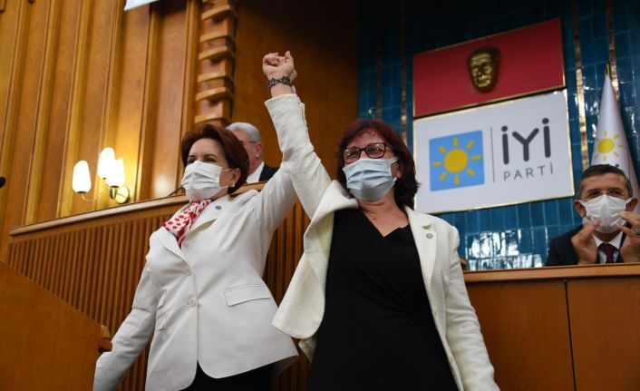 Manisalı tanınmış siyasi isimler TBMM 'de Akşener tarafından  rozetleri takıldı, İYİ Parti'ye geçti