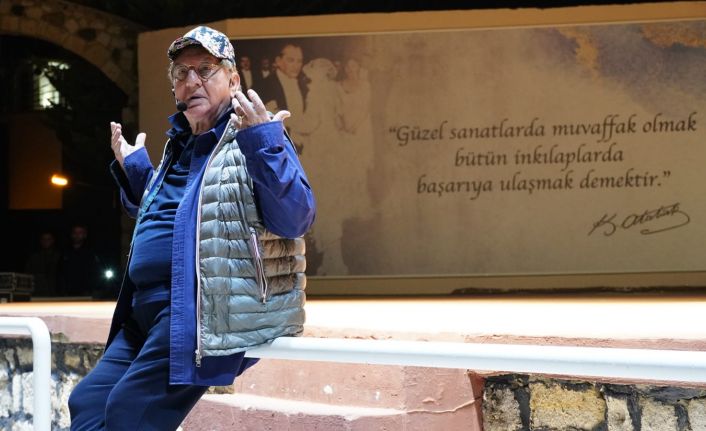 Türk tiyatrosunun mihenk taşı Ali Poyrazoğlu “Asi Kuş” adlı oyunu ile tiyatroseverlerle buluştu