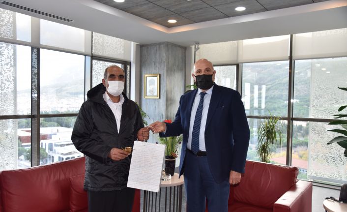 Bulduğu içinde para olan çantayı tutanakla polise teslim etti! Ödüllendirildi