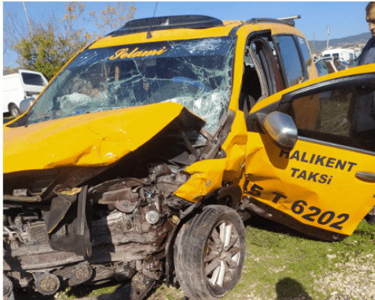 Detaylar ortaya çıktı! Demirci'de meydana gelen trafik kazasında 3 kişi mucizelerle kurtuldu