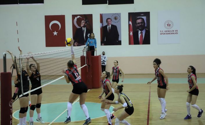 Turgutlu Belediyespor Kadın Voleybol Takımı Galibiyet Serisini Bozmadı