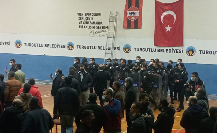 Turgutluspor Kongresi! Çoğunluk sağlanamadı, tartışmalar çıktı, polis geniş güvenlik tedbiri aldı