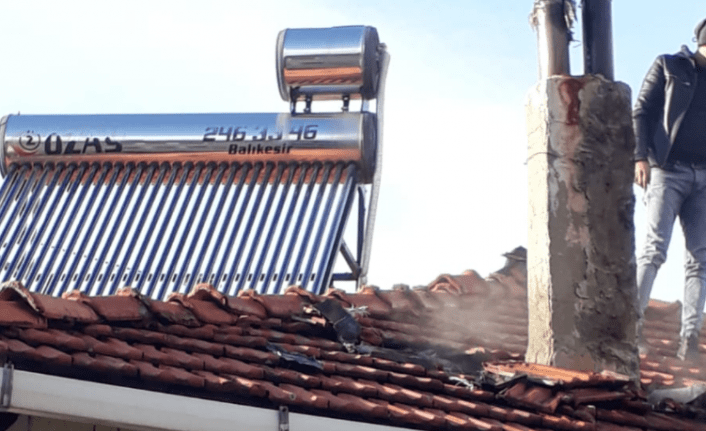 Demirci'de siren sesleri heyecan yarattı! Bacadan çatı tutuştu, erken müdahale evi yanmaktan kurtardı