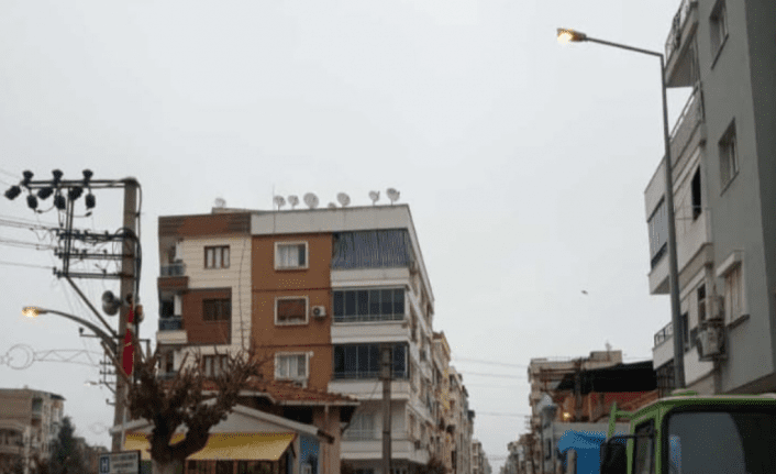 Vatandaşlar şaşkın! Çözüm Bekliyor! Sokak lambaları gece değil gündüz yanıyor!