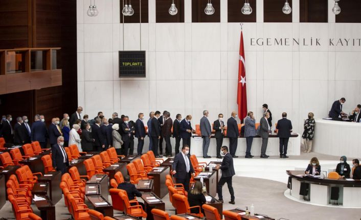 Seçim barajının yüzde 7’ye indirilmesini de içeren seçim kanunu teklifi, TBMM Genel Kurulunda kabul edilerek yasalaştı