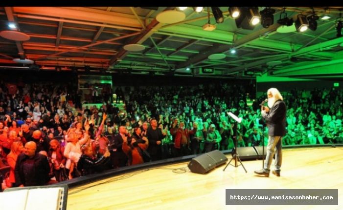 Süavi, öğretmenlerin de katıldığı konserde hem hüznü hem coşkuyu bir arada yaşattı