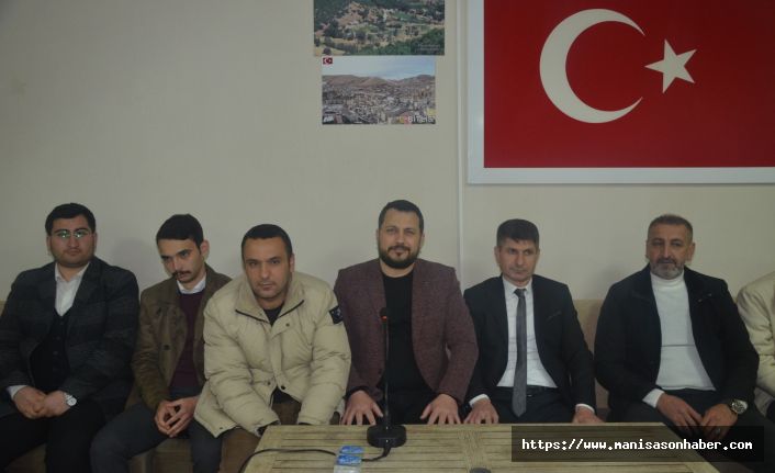 AK Parti'den Manisa milletvekili aday adayı Müjdat Şeran'ın Turgutlu'da yaptığı basın açıklaması yoğun katılım oldu