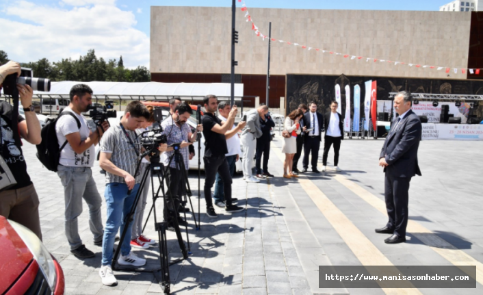 Başkan Balaban, borç kalemlerinin yer aldığı pankartı da hizmet binasına astırdı