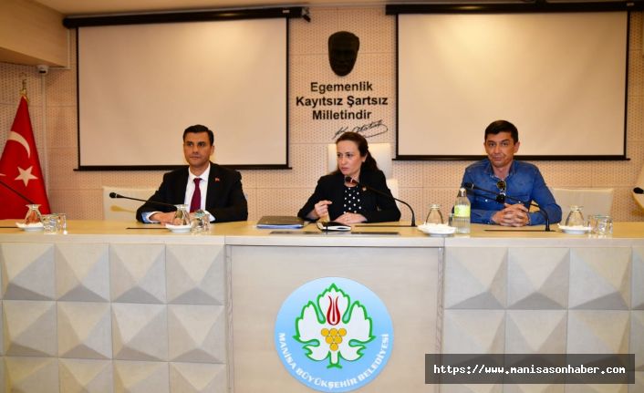 CHP Manisa İl Başkanı İlksen Özalper, Manisa Büyükşehir Belediye Meclis Toplantısı öncesi partisinin meclis grubuyla bir araya geldi