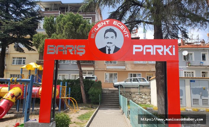 Demirci'de Bülent Ecevit Barış Parkı'nın tabelası yıllar önce alınan meclis kararına rağmen yeni takıldı