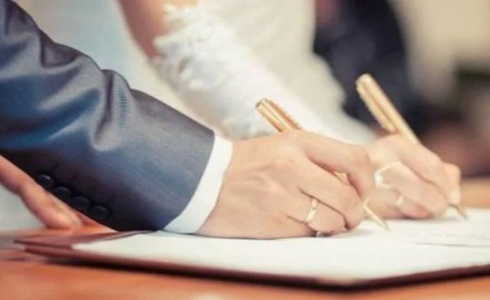 Kadınlar evlendikten sonra kızlık soyadlarını mı kullanıyor yoksa eşlerinin soyadlarını mı?