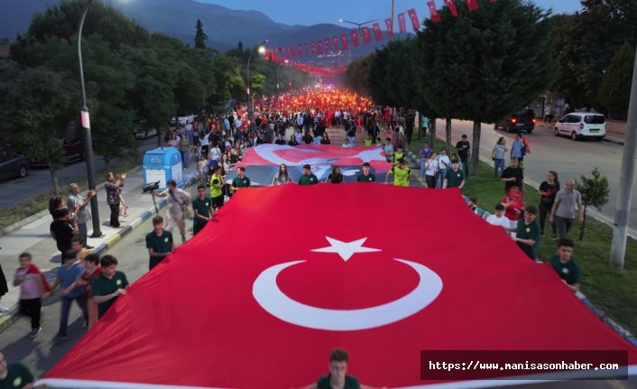Manisa’da 19 Mayıs Kutlamaları Fener Alayı ile Renklendi